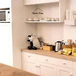 Mama House 4*